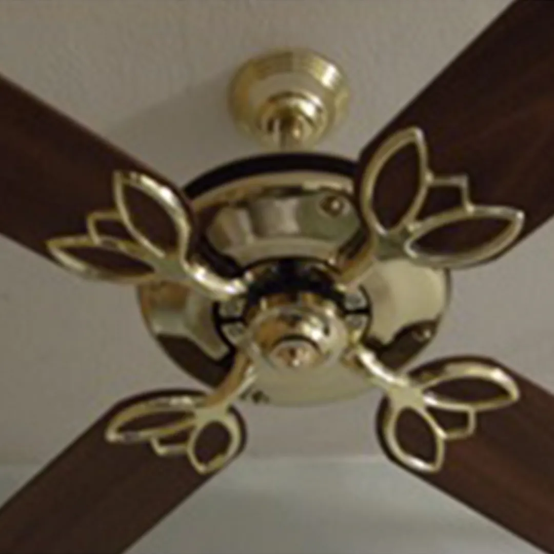 VENTILADOR DE TECHO DORADO - PALAS DE MADERA